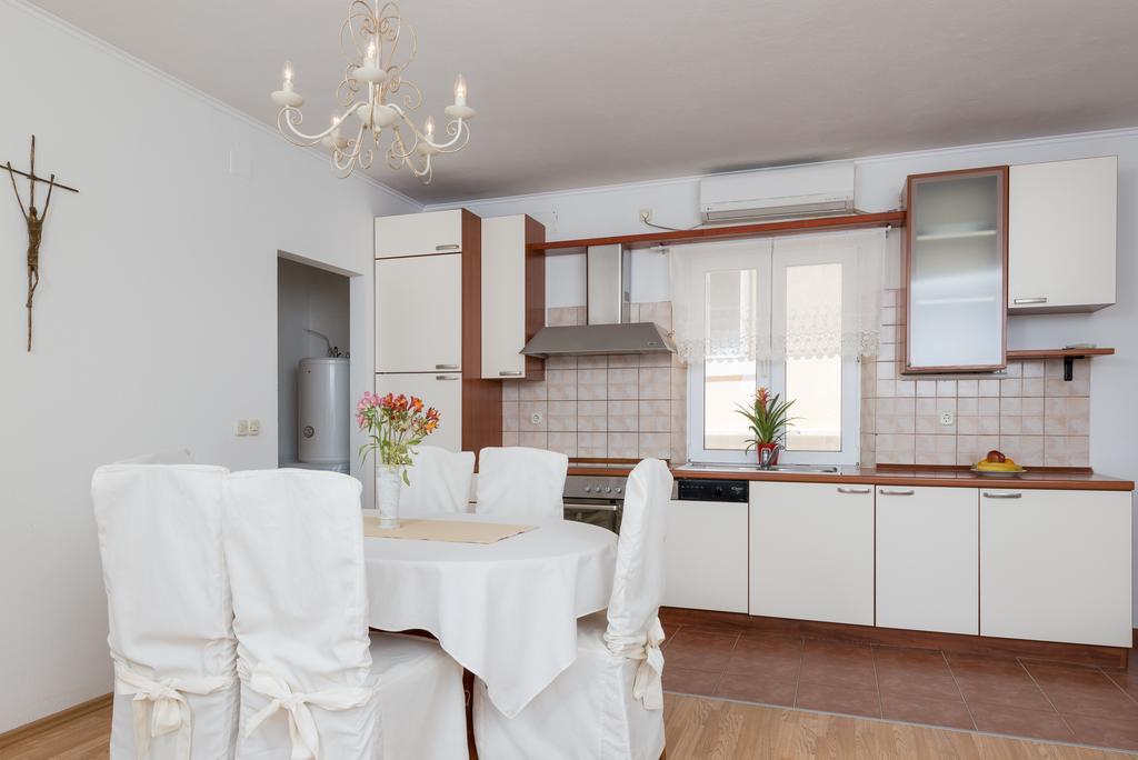 Apartments Santo Bol Rum bild