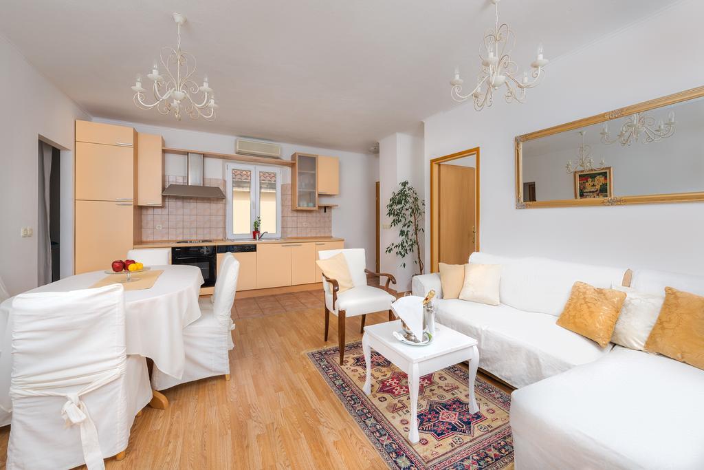 Apartments Santo Bol Rum bild